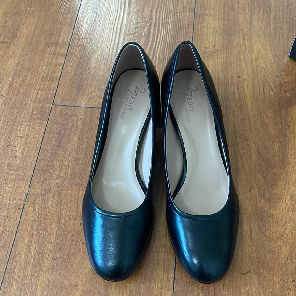 Naturalized pumps barely worn